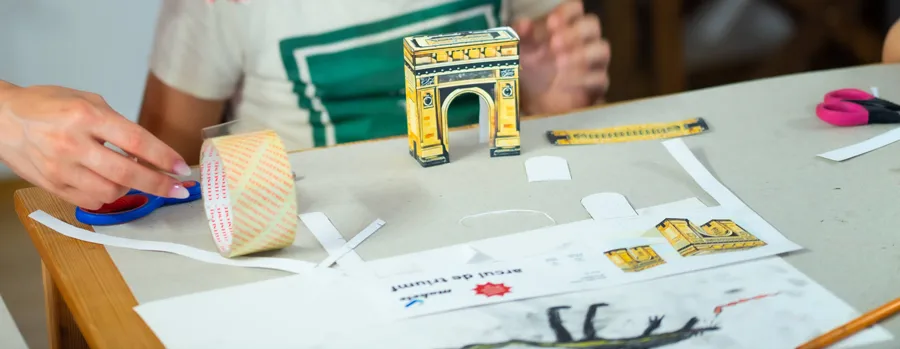 Colecție de machete pe un raft